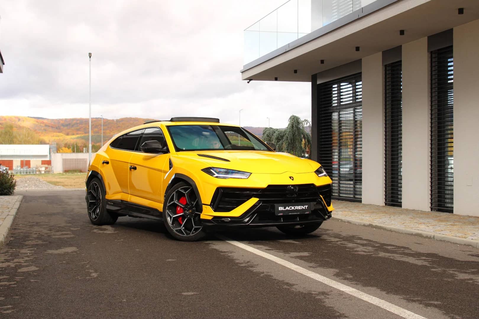 Lamborghini Urus 2024 - Kliknutím zobrazíte detail vozidla Lamborghini Urus 2024 petrol - Náhľad prémiového vozidla v BlackRent autopožičovni na Slovensku za 563,50€/deň